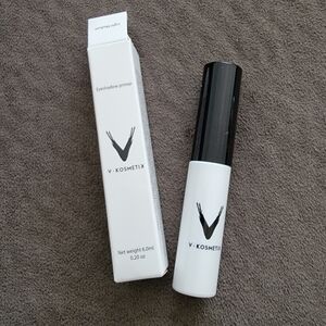 V Kosmetik Eyeshadow Primer in Light Medium